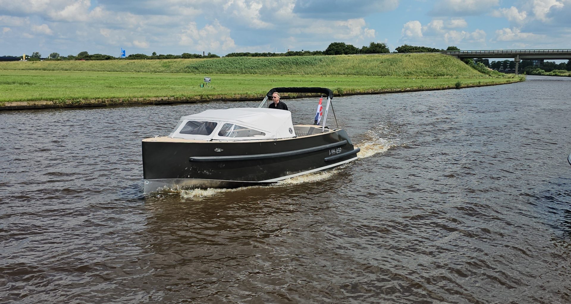 Van Vossen Tender 777, boot varend op rivier