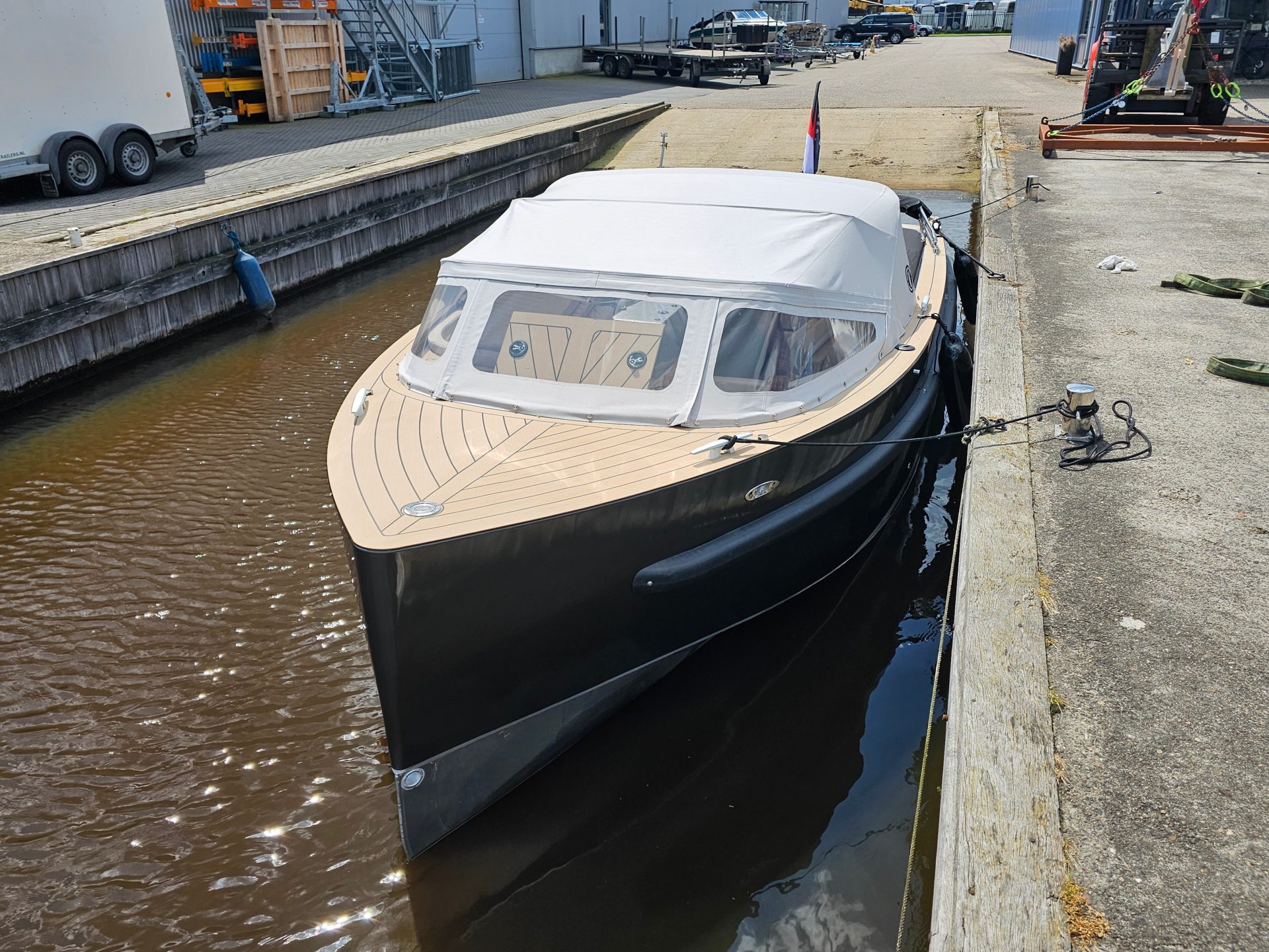 Van Vossen Tender 777, zwarte boot afgemeerd bij kade