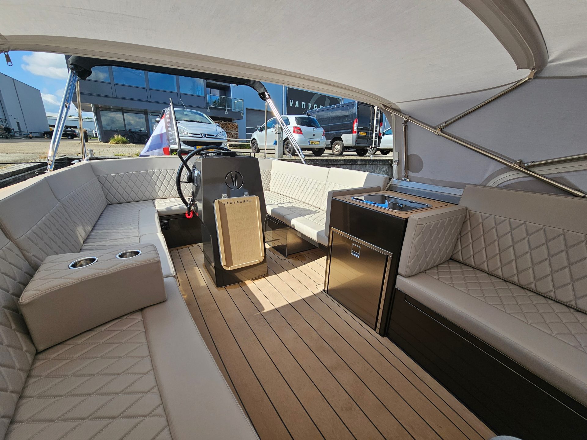 Van Vossen Tender 777, cockpit met zitbanken en pantry