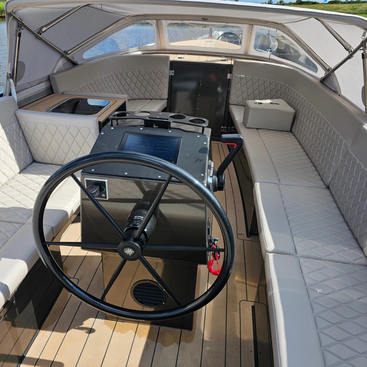 Van Vossen Tender 777, stuurstand met zitbanken en dashboard