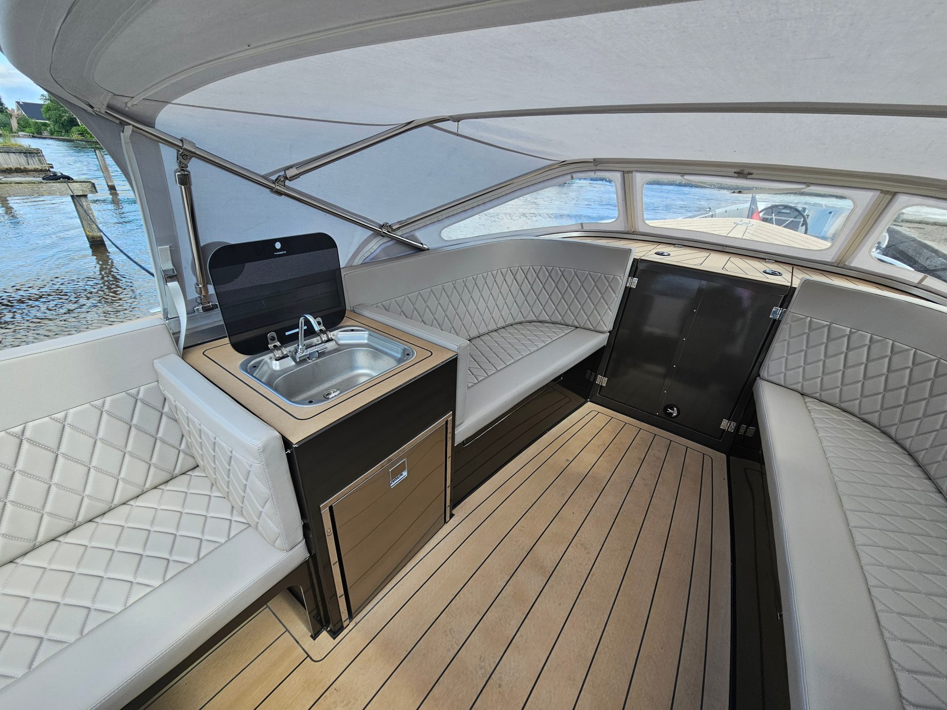 Van Vossen Tender 777, zitbanken met pantry en spoelbak