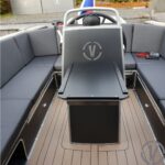Van Vossen Tender 888 Sport, zitbank met tafel cockpit