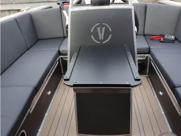 Van Vossen Tender 888 Sport, zitbank met tafel cockpit