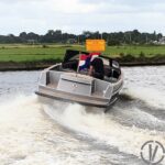 Van Vossen Tender 888, boot varend op water