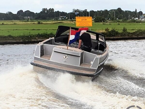 Van Vossen Tender 888, boot varend op water