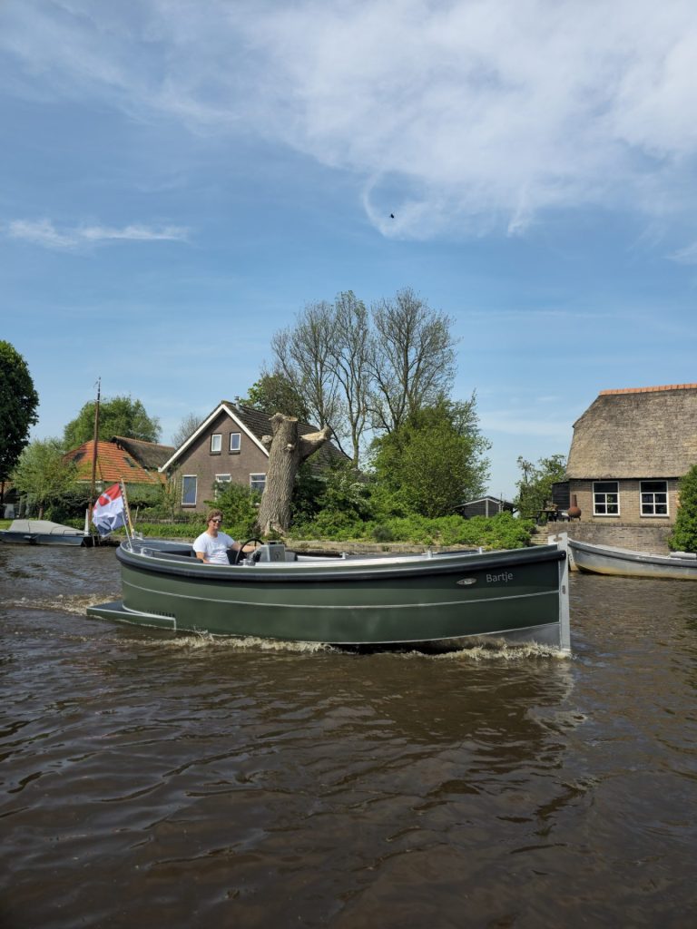 Van Vossen plugin-E-Sloep 650, boot varend op rivier