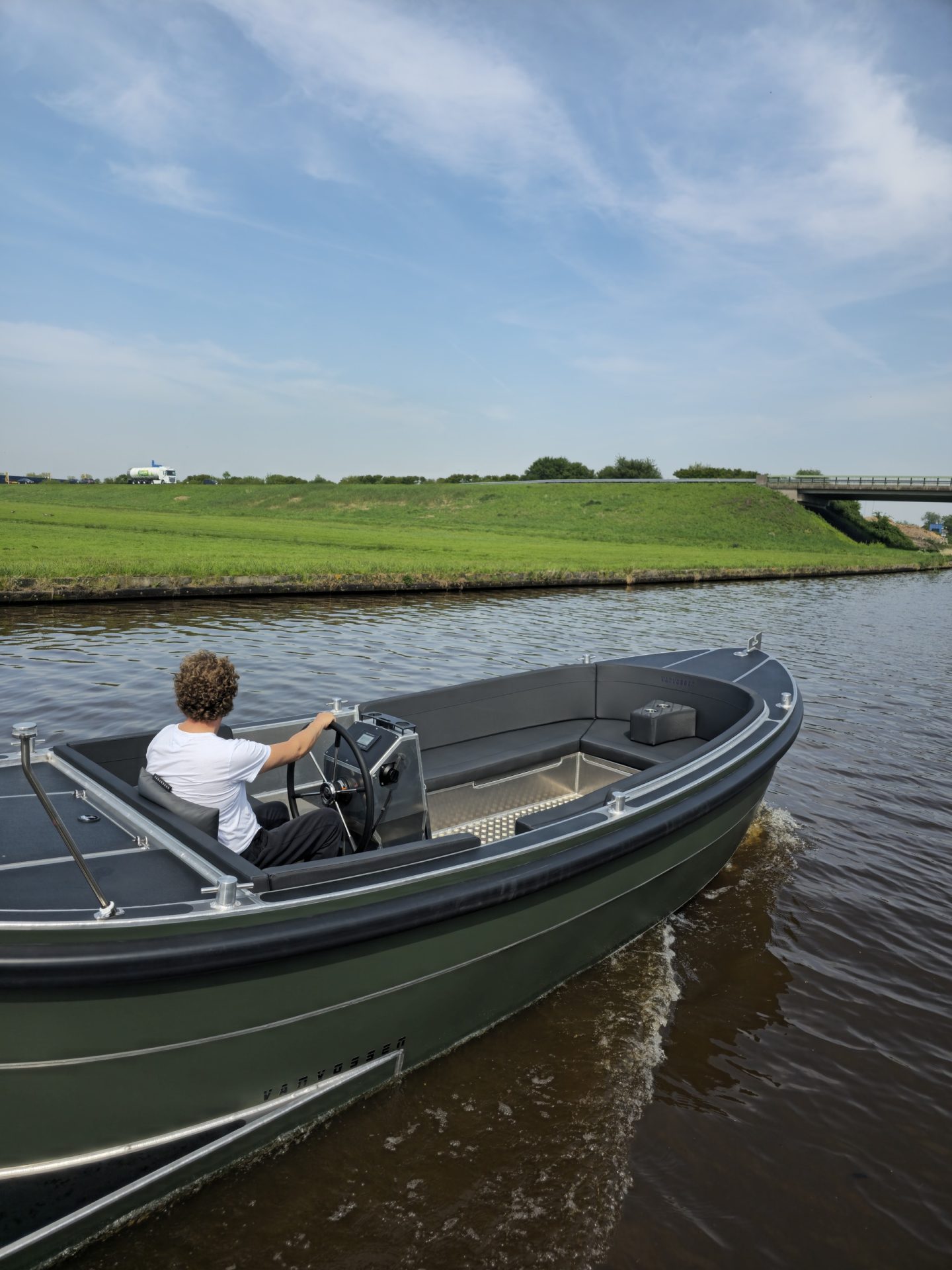 Van Vossen plugin-E-Sloep 650, boot varend op rivier