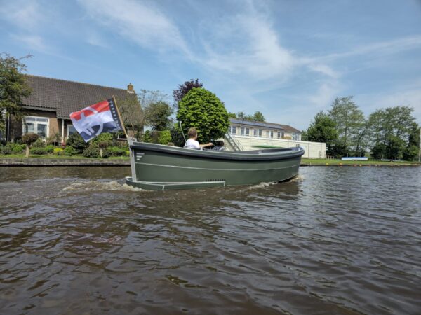 Van Vossen plugin-E-Sloep 650, boot varend op water