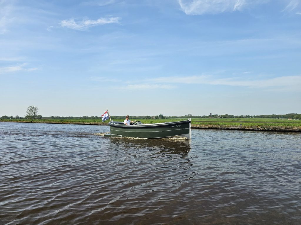 Van Vossen plugin-E-Sloep 650, groene boot vaart op rivier