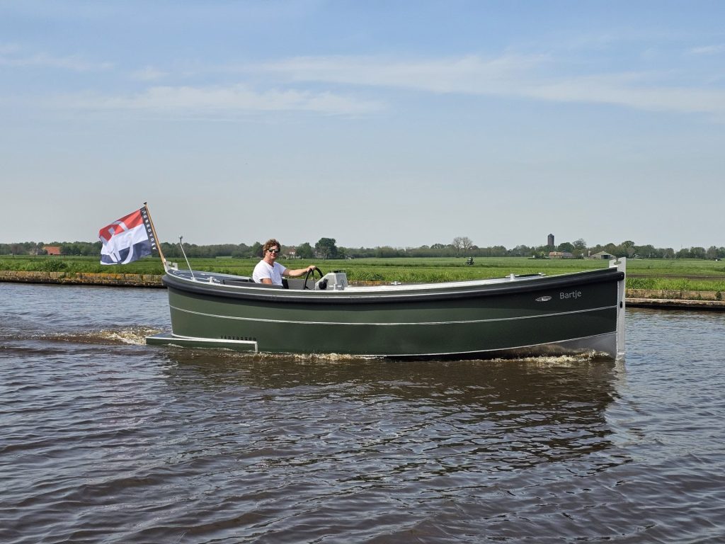 Van Vossen plugin-E-Sloep 650, groene boot vaart op water