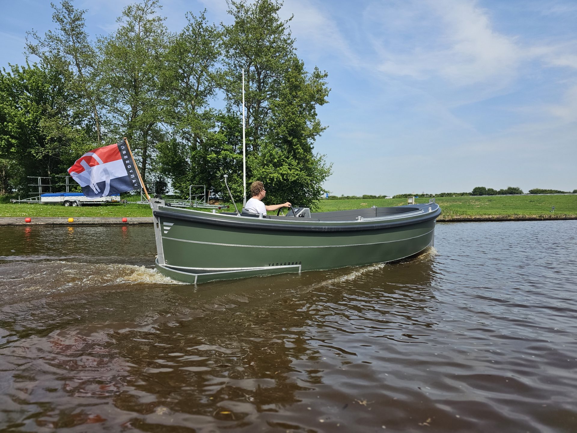 Van Vossen plugin-E-Sloep 650, groene boot vaart op water