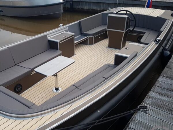 Van Vossen Tender 888 CT, boot afgemeerd aan steiger