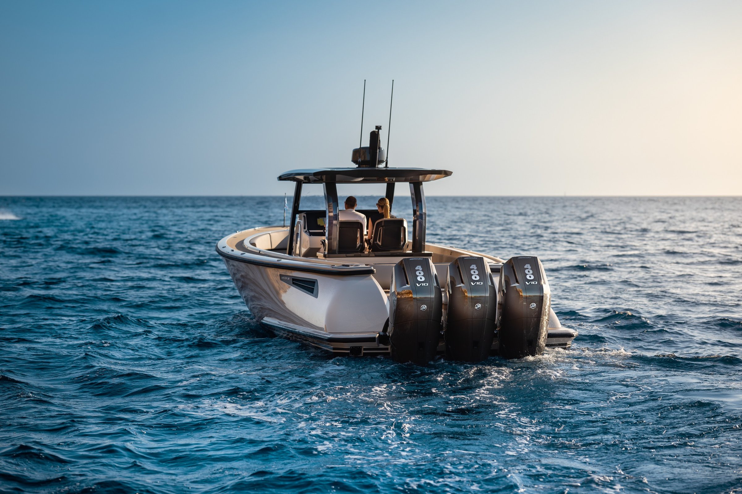 Wajer 38 S, boot met drie buitenboordmotoren op zee