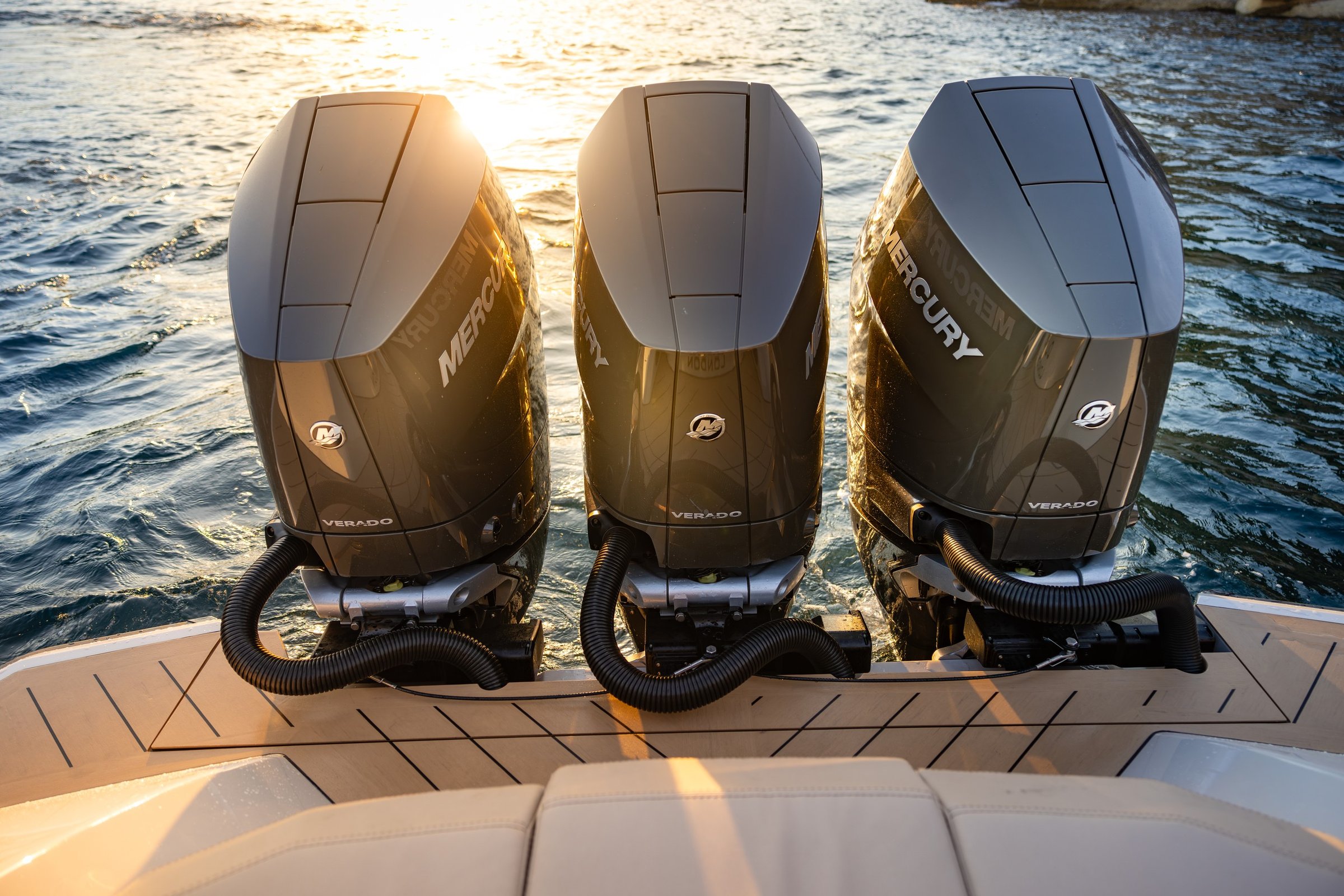 Wajer 38 S, drie buitenboordmotoren op boot