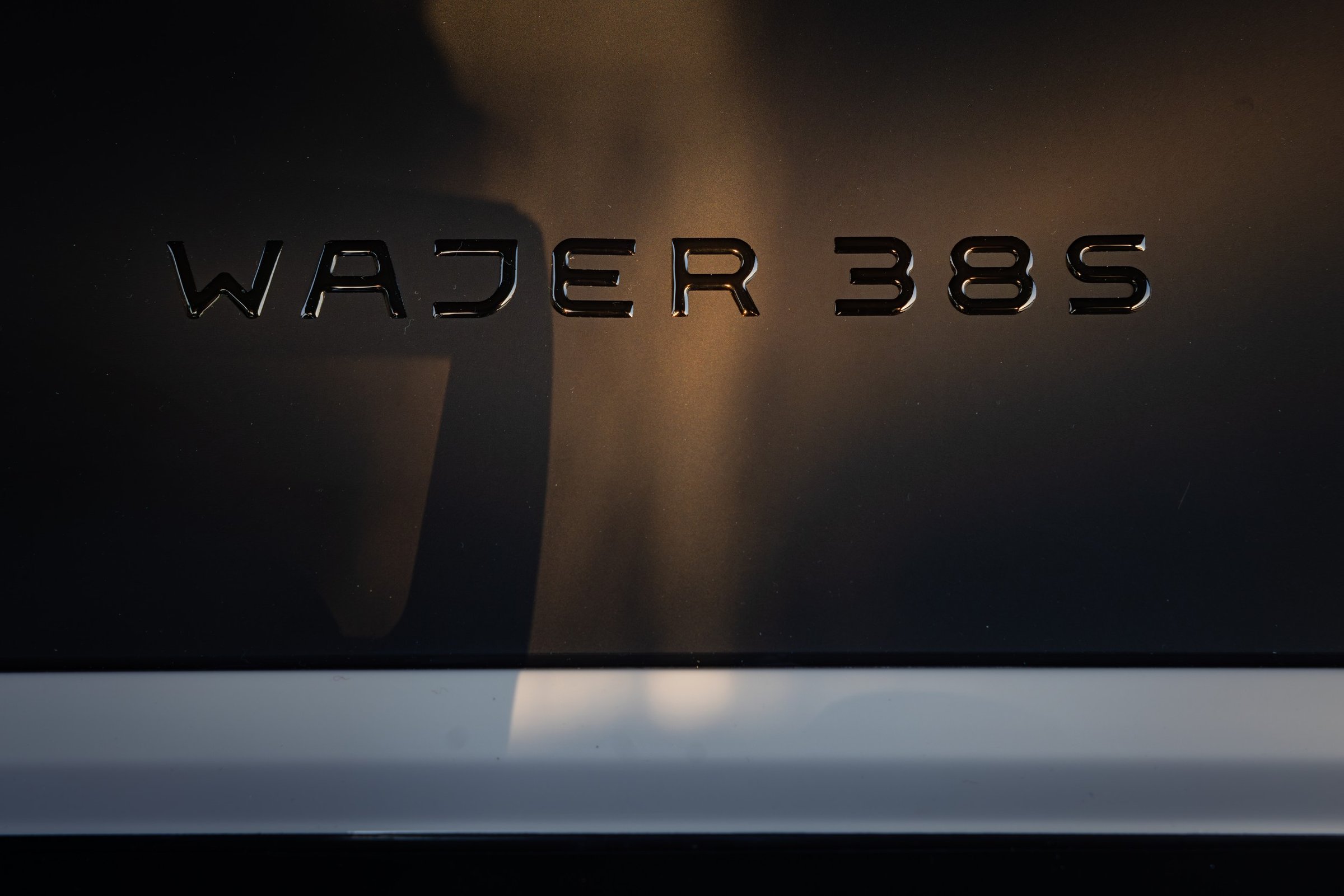 Wajer 38 S, naamplaat op scheepsromp