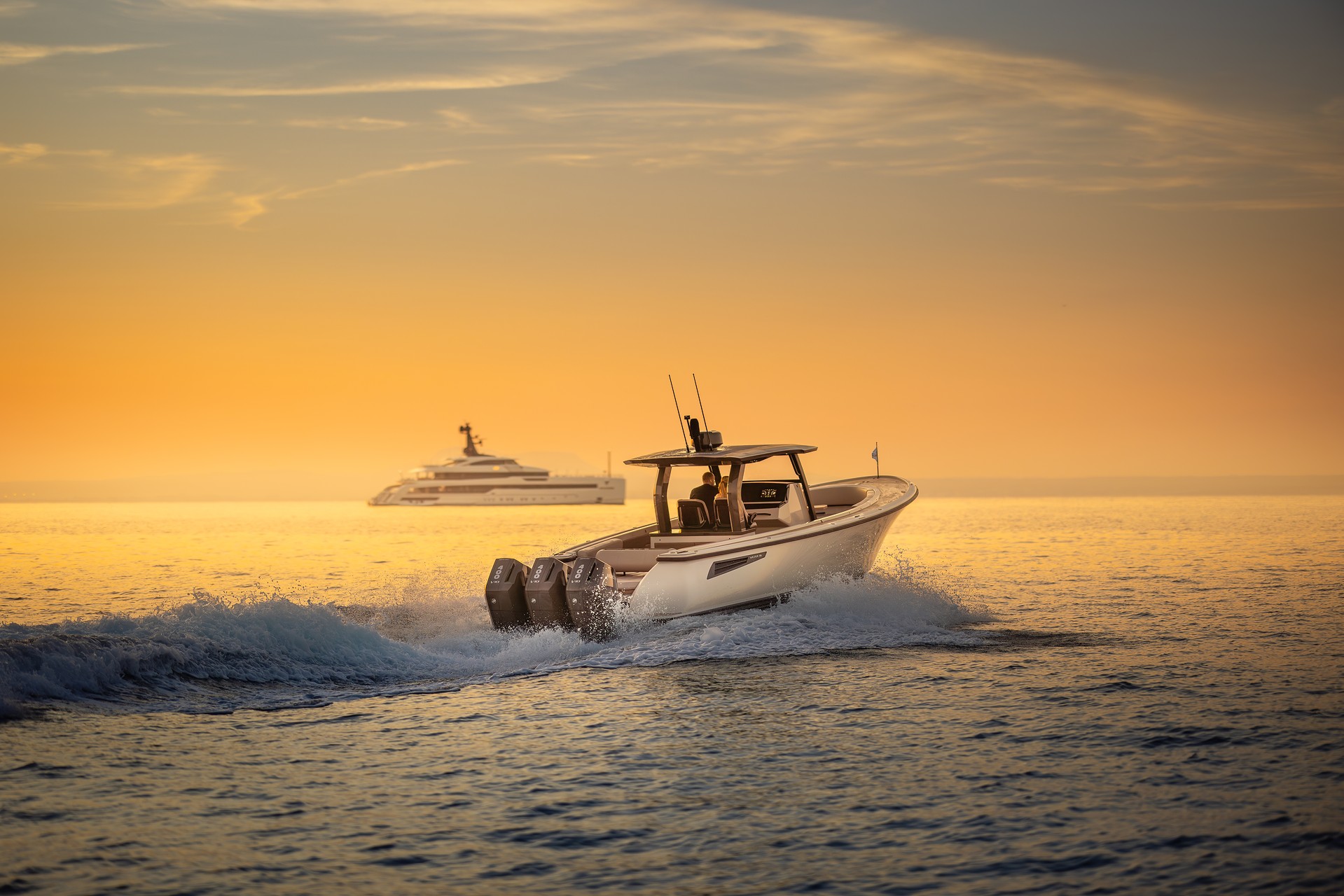 Wajer 38 S, speedboot varend bij zonsondergang