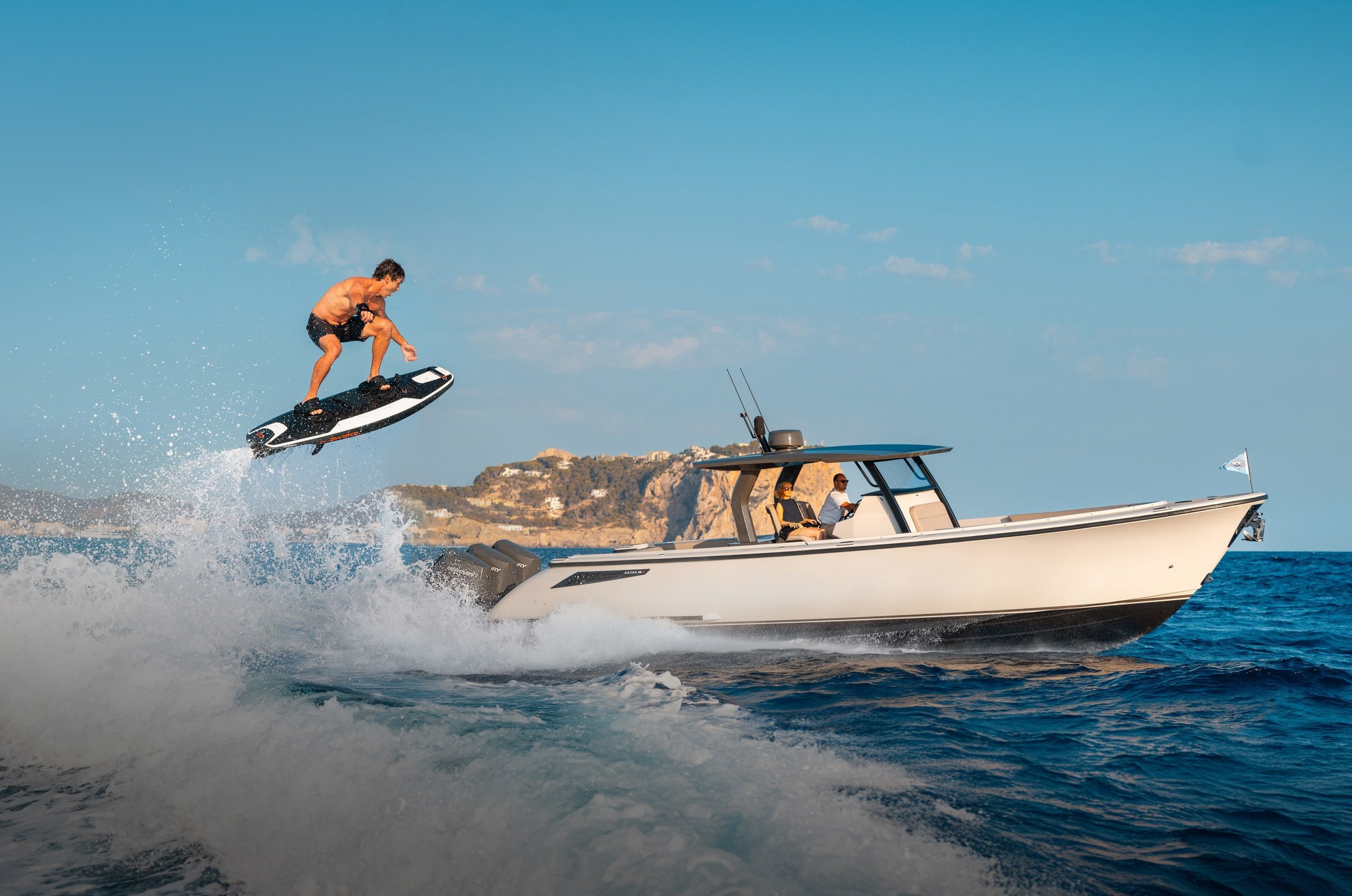 Wajer 38 S, wakesurfer springt naast varende boot