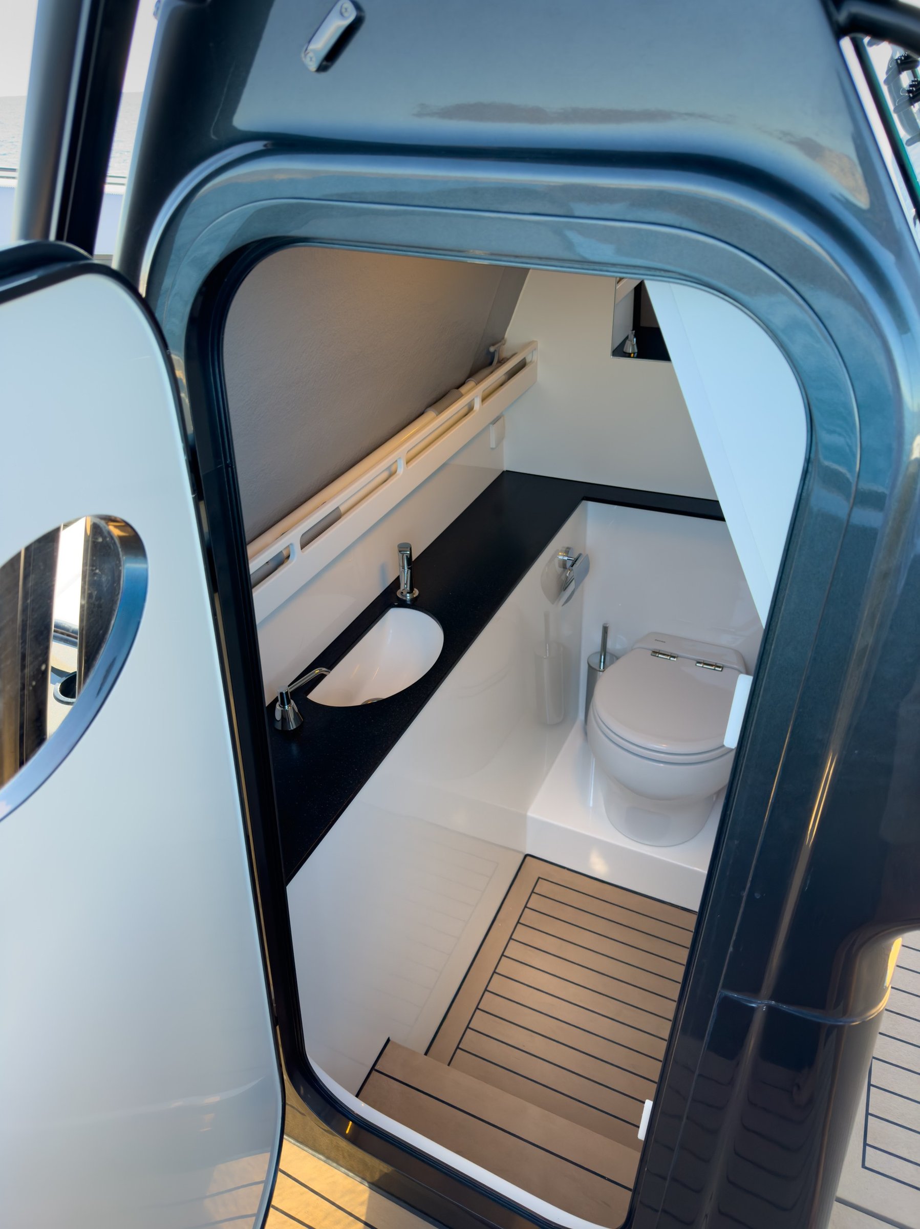 Wajer 38 S, badkamer met toilet en wastafel
