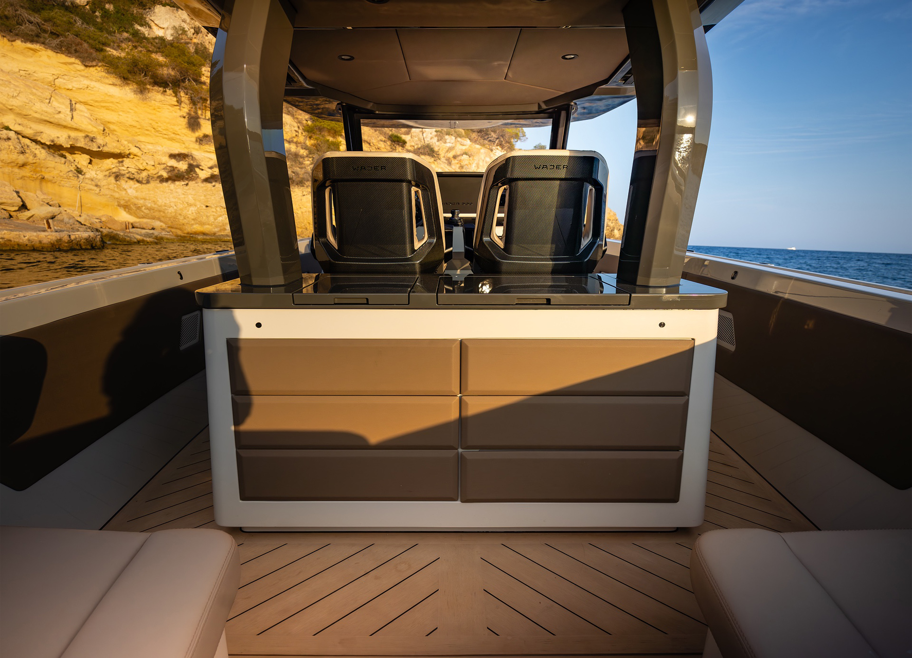 Wajer 38 S, cockpit met stoelen en kastjes