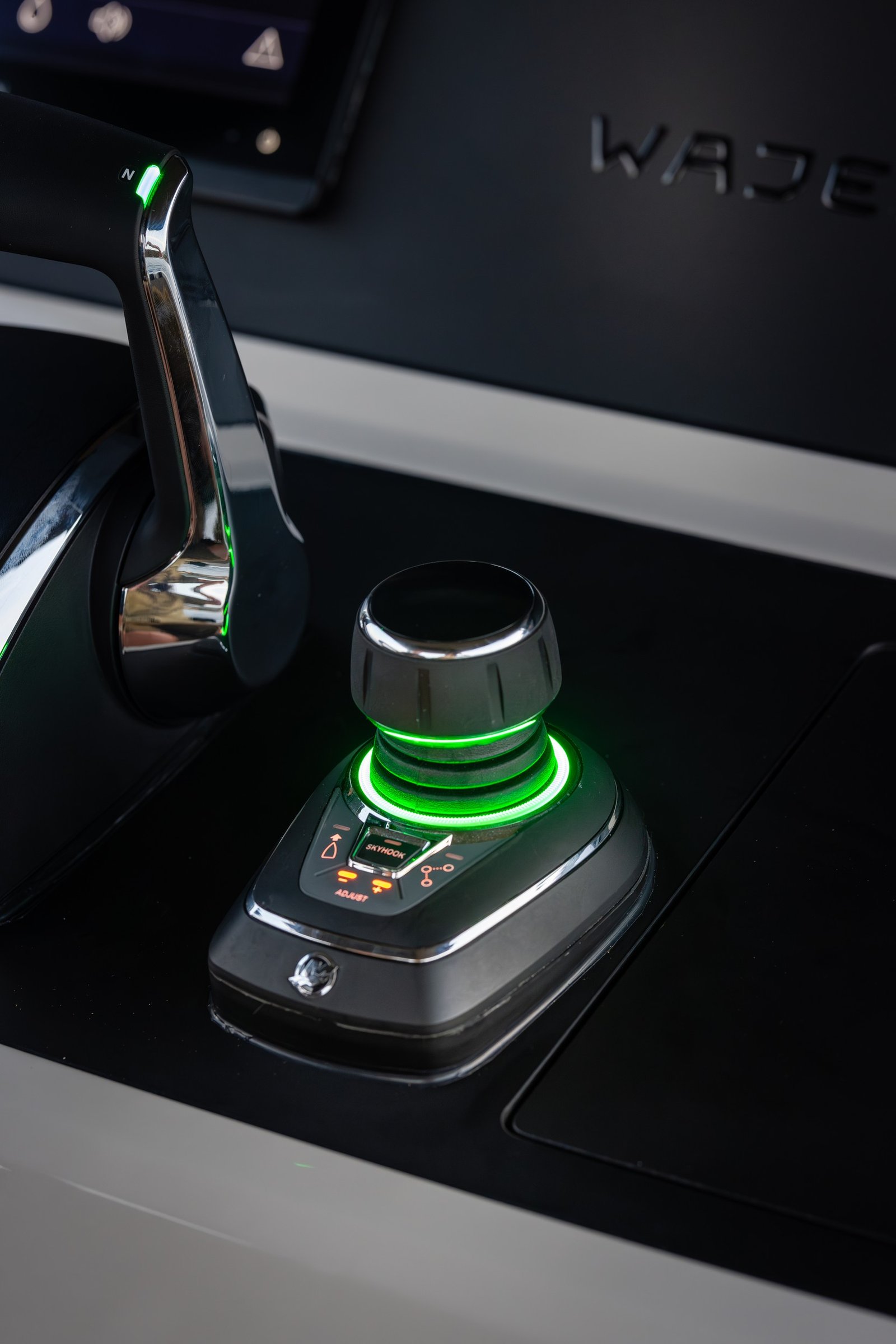 Wajer 38 S, joystick bediening met skyhook systeem