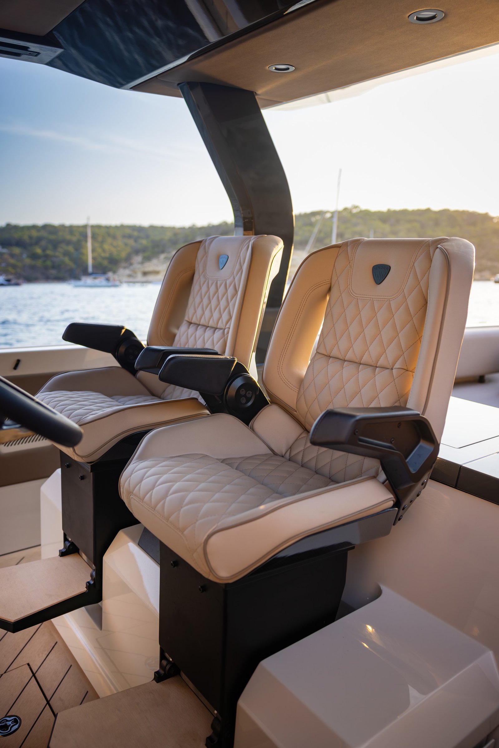 Wajer 38 S, stuurstand met luxe stoelen