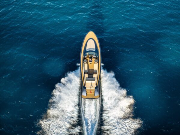 Wajer 38, boot varend op zee vanuit vogelperspectief