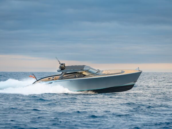 Wajer 44 HT, boot varend op zee