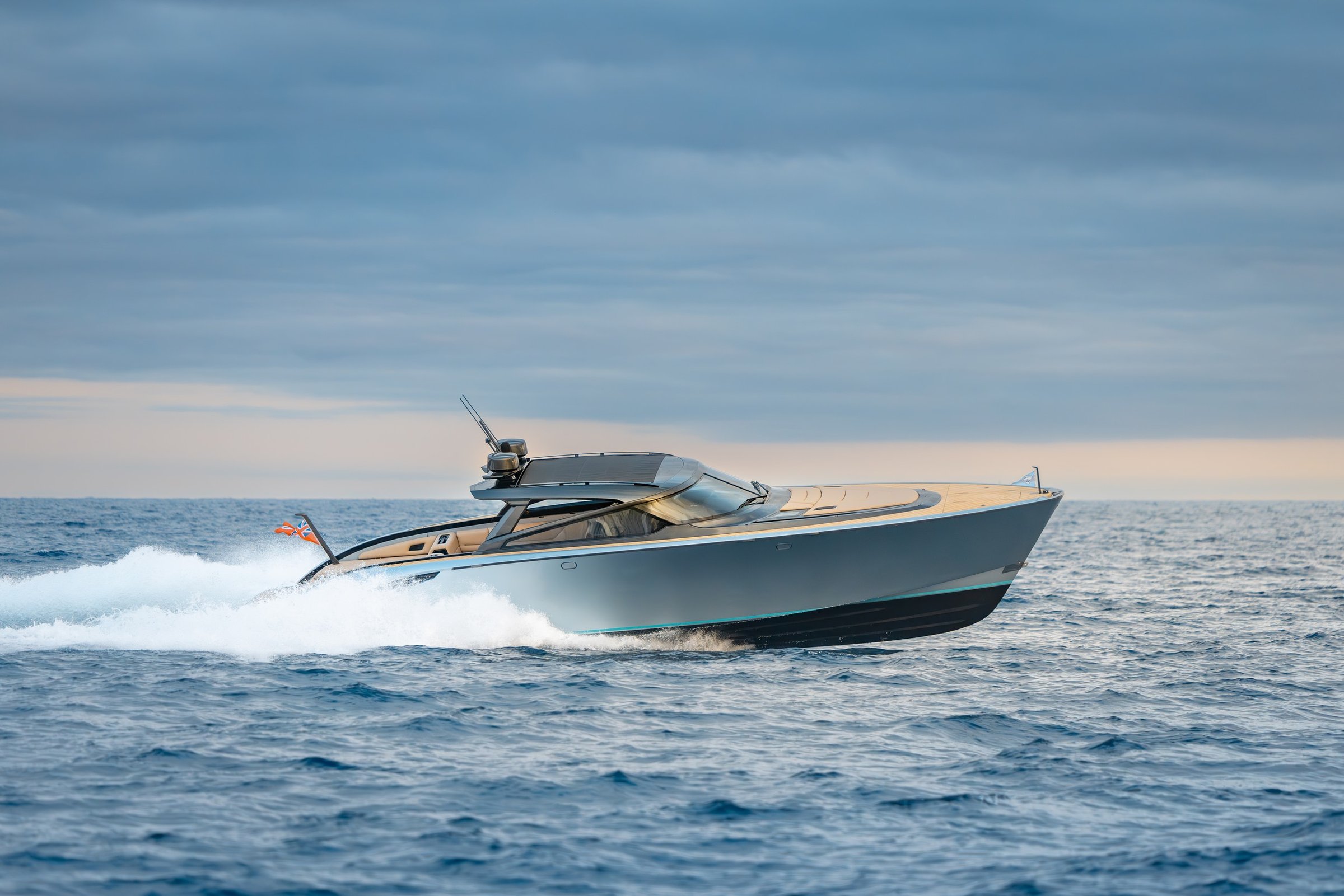 Wajer 44 HT, boot varend op zee