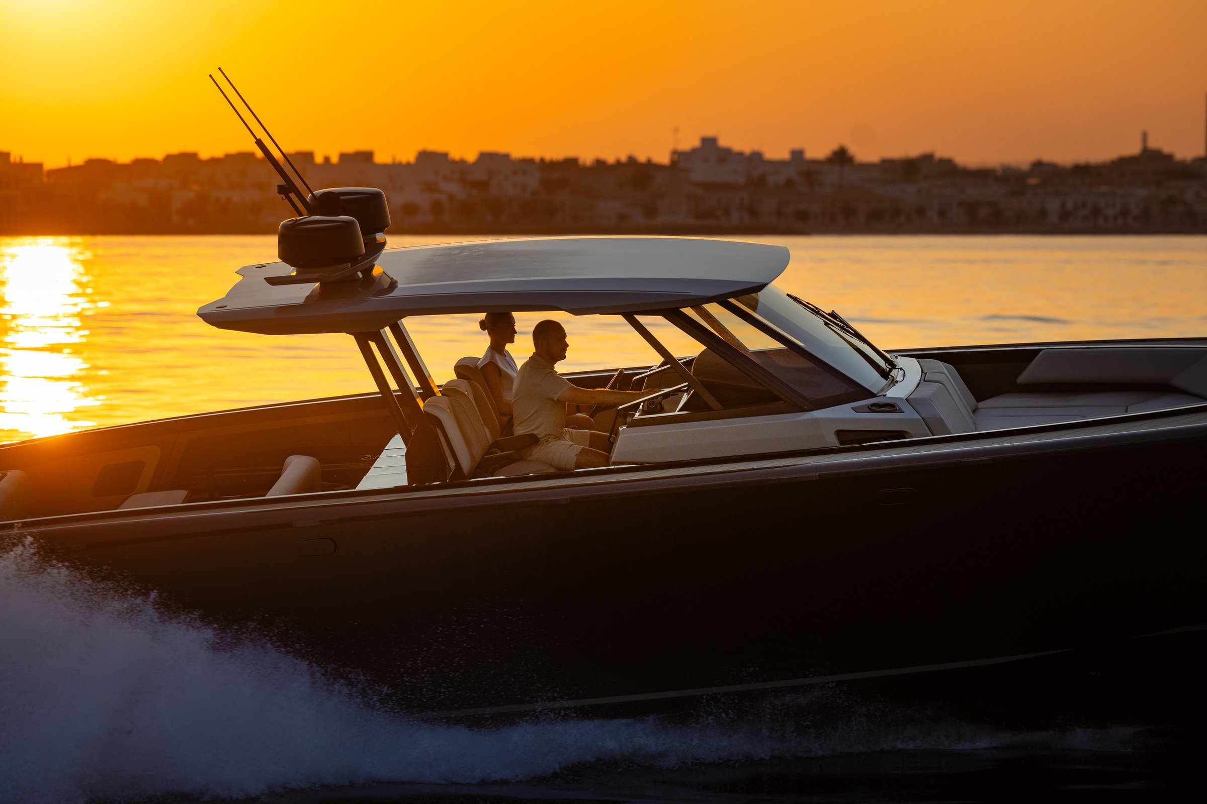 Wajer 44 S, boot varend bij zonsondergang