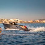 Wajer 44 S, boot varend op zee met wakesurfer