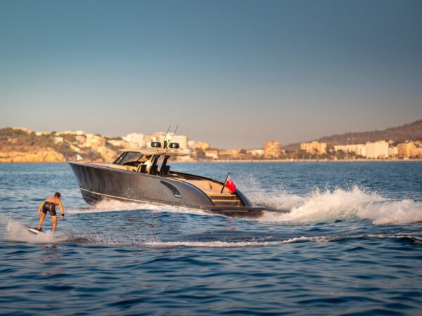 Wajer 44 S, boot varend op zee met wakesurfer