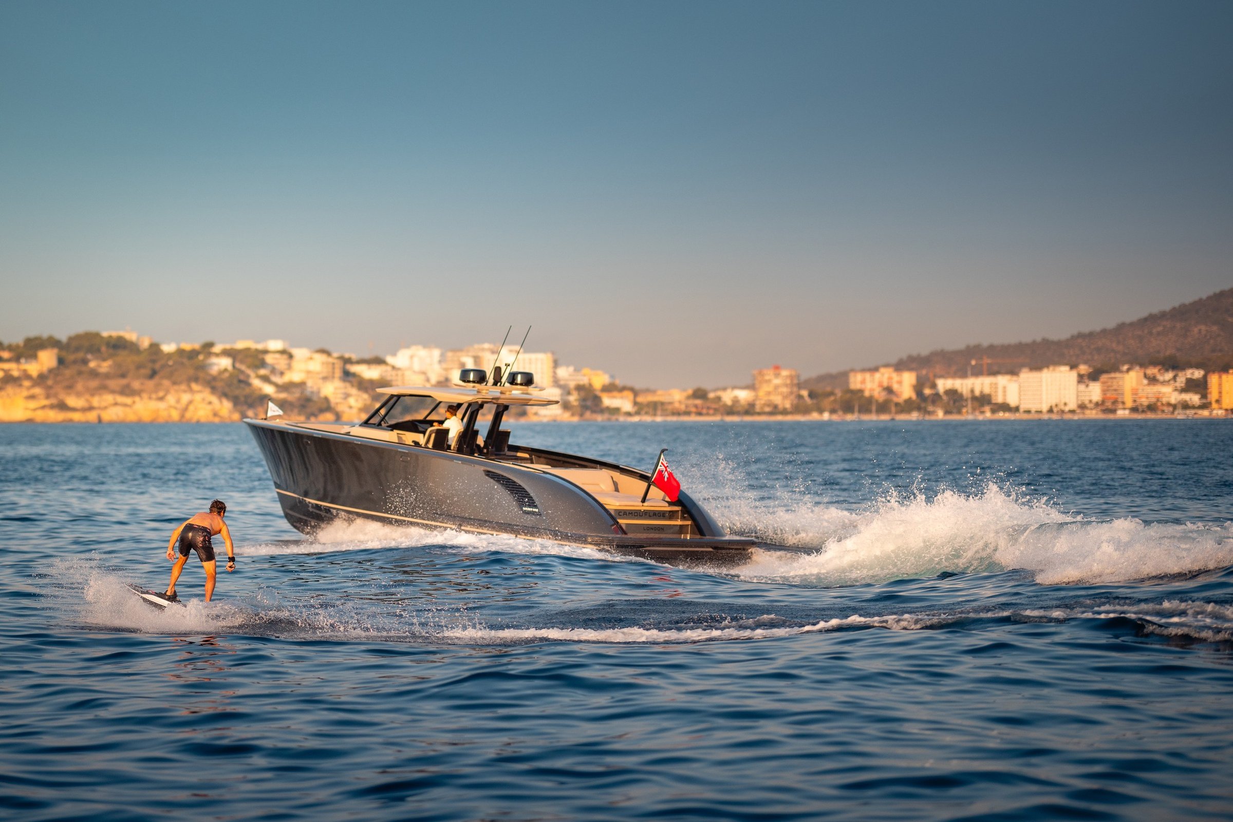 Wajer 44 S, boot varend op zee met wakesurfer