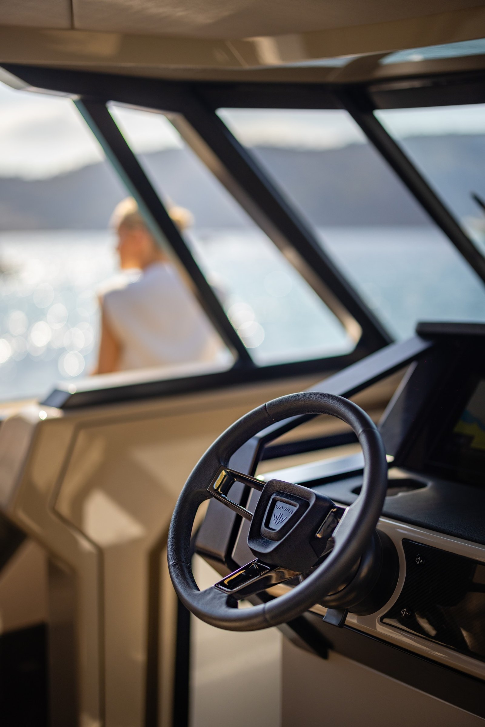 Wajer 44 S, stuurwiel op boot dashboard