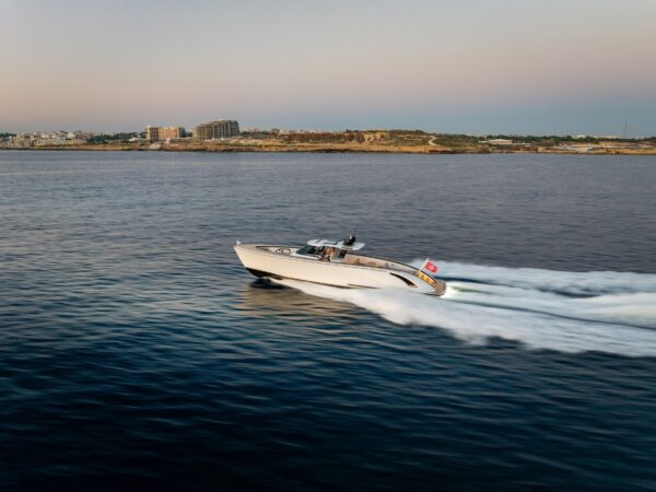 Wajer 55 S, boot varend op zee