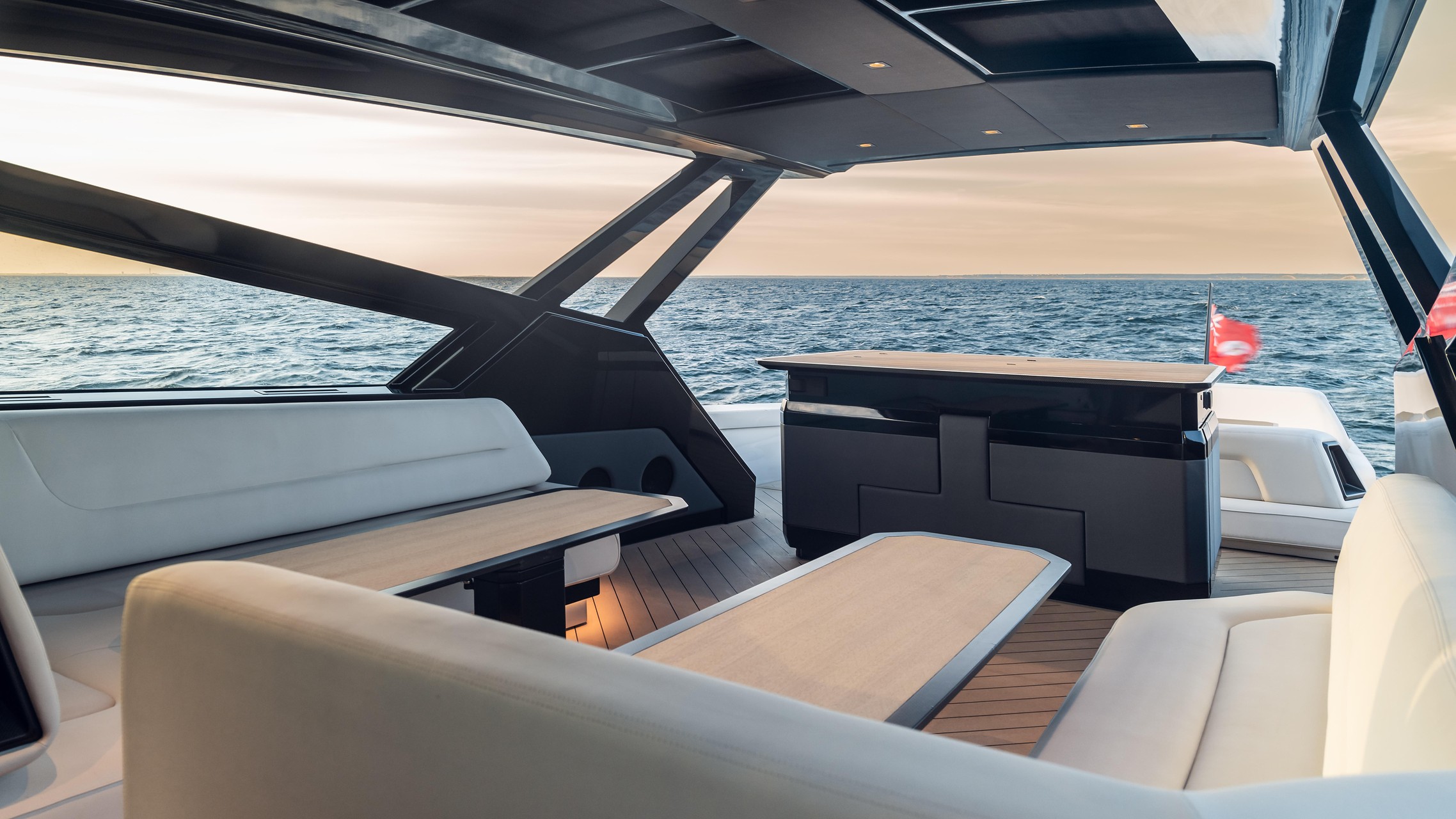 Wajer 77, achterdek met loungebank en tafel