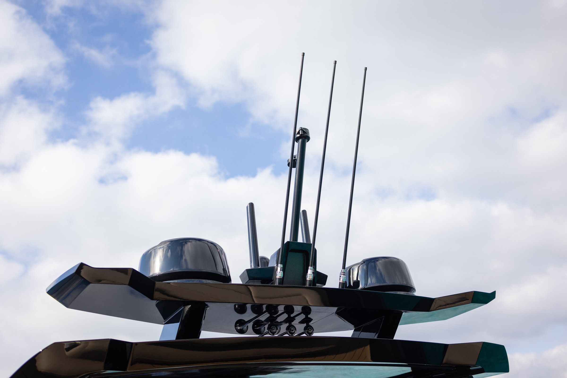 Wajer 77, antennes en elektronica op dak