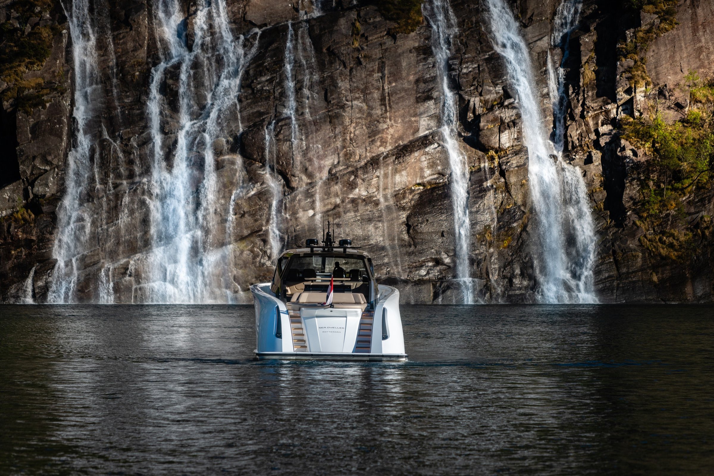 Wajer 77, boot bij waterval
