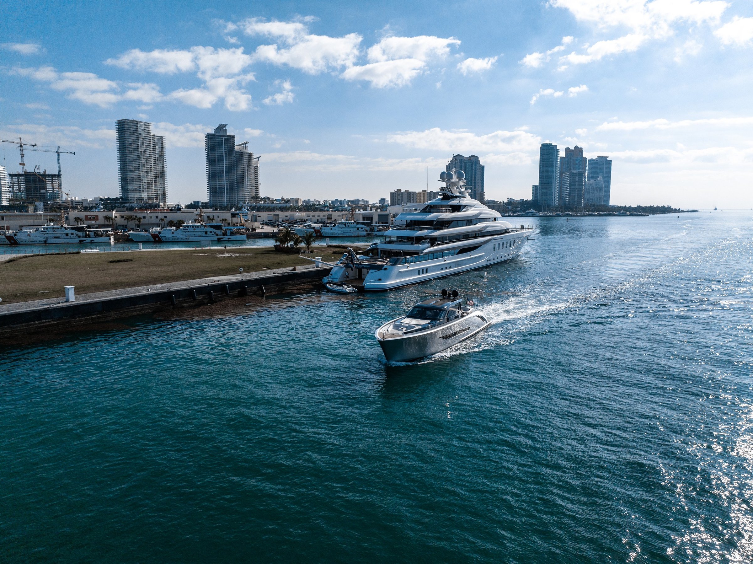 Wajer 77, jacht en boot in haven