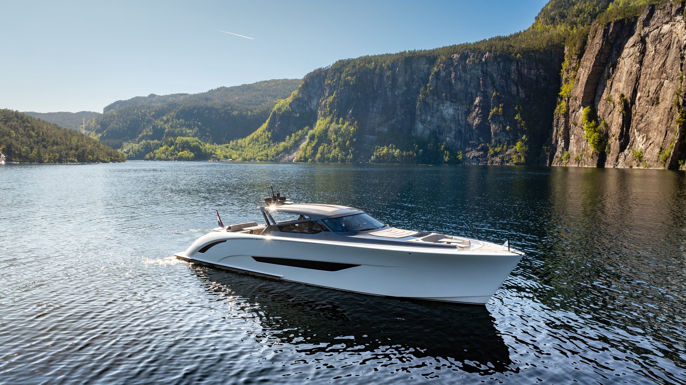 Wajer 77, witte boot vaart fjord
