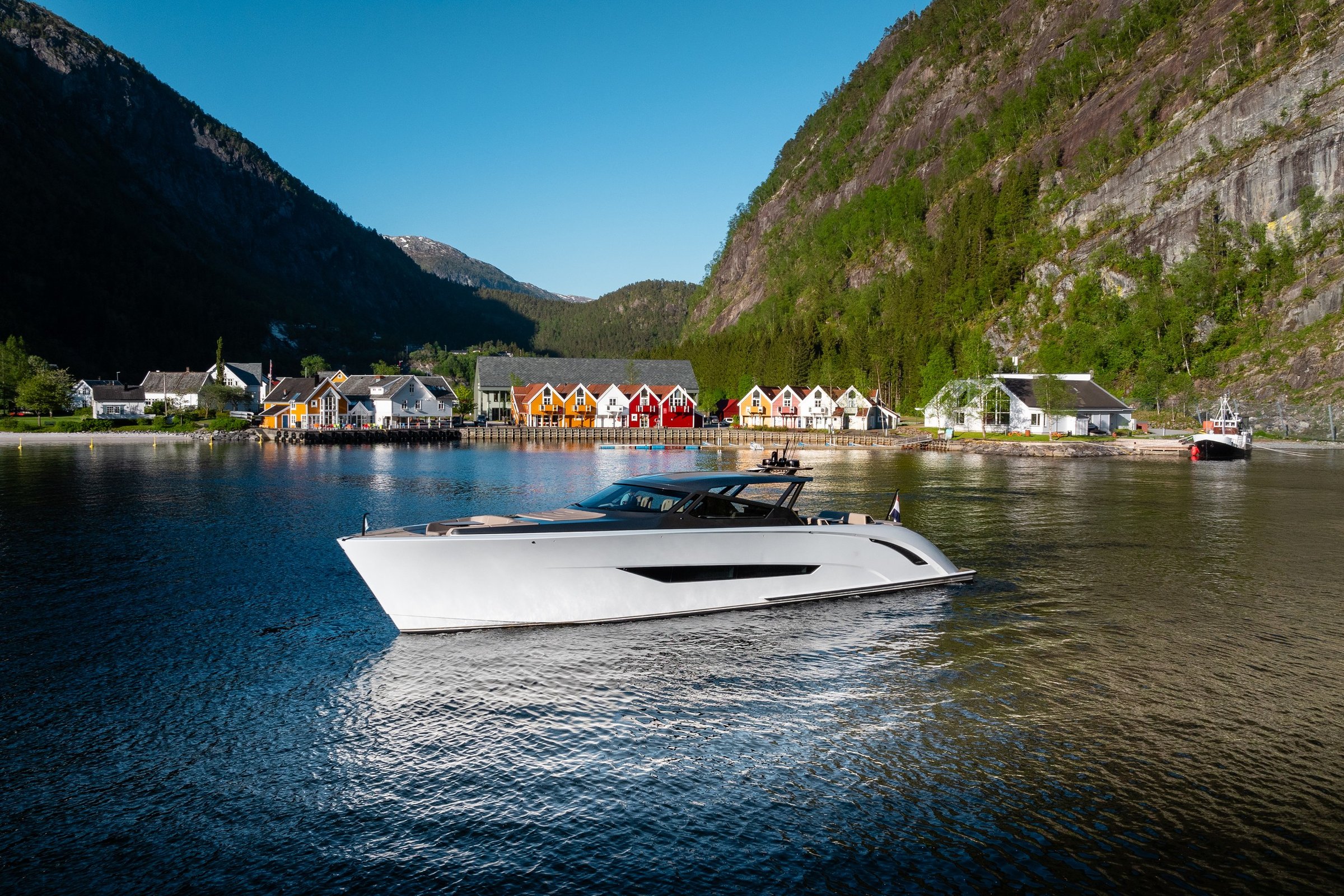 Wajer 77, witte jacht vaart door fjord