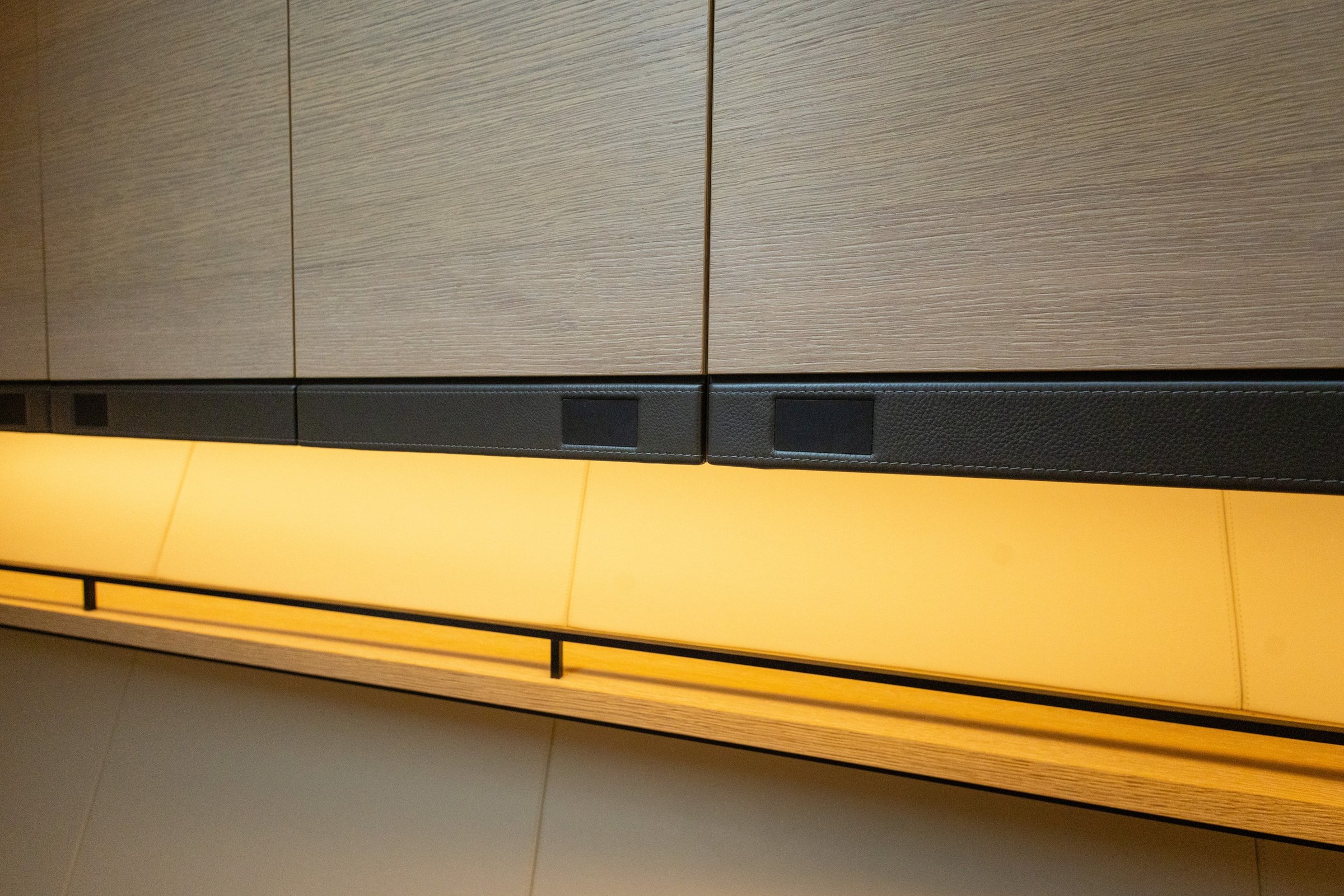 Wajer 77, kastwand met verlichting detail