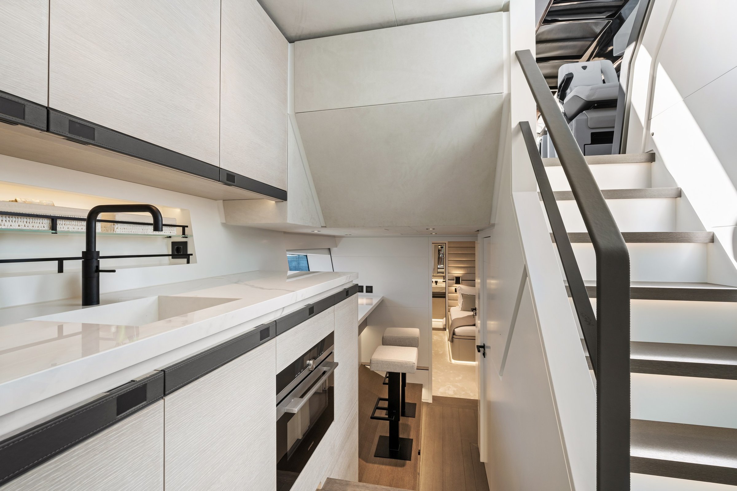 Wajer 77, keuken met trap naar dek