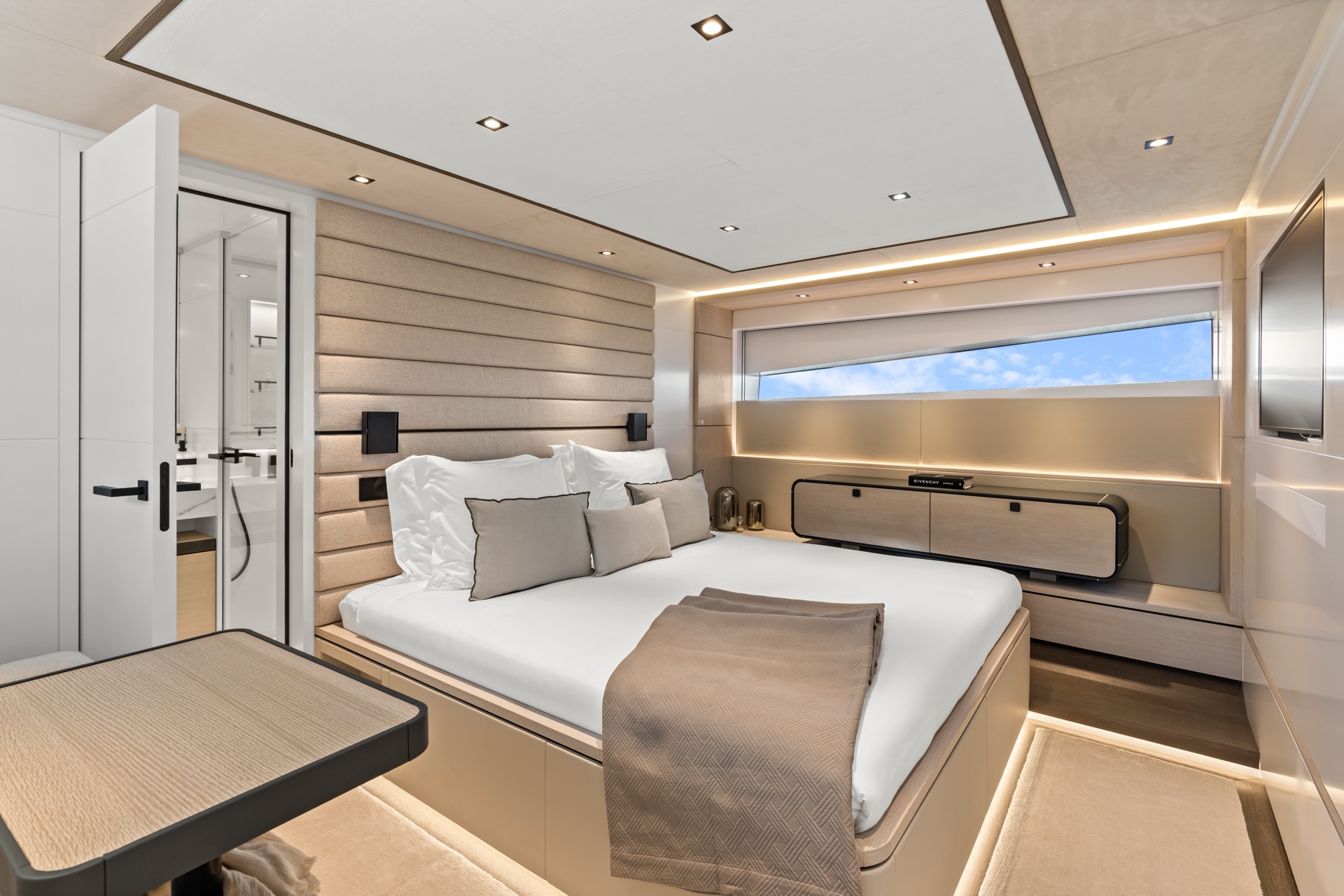 Wajer 77, slaapkamer met bed en raam