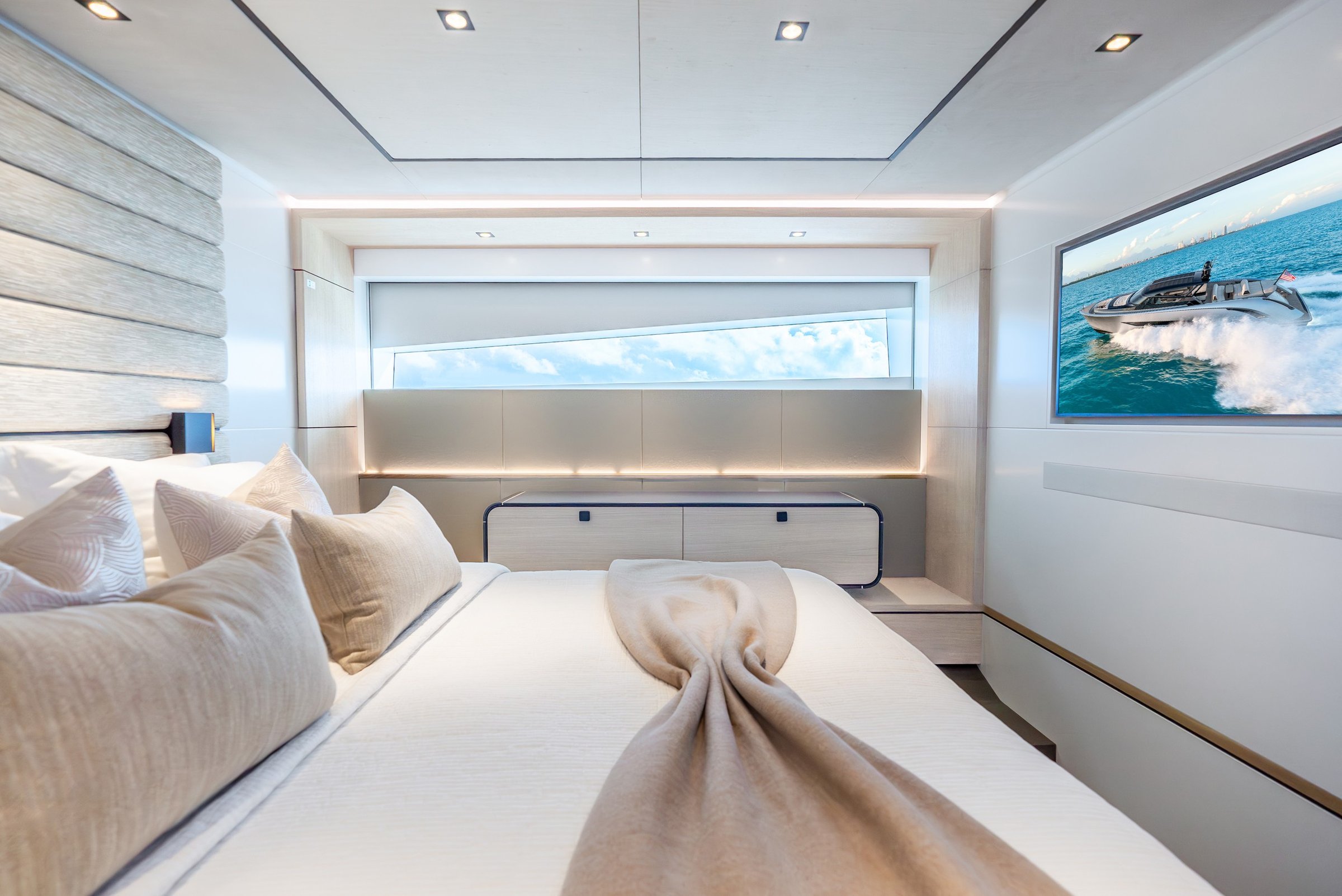 Wajer 77, slaapkamer met bed en tv