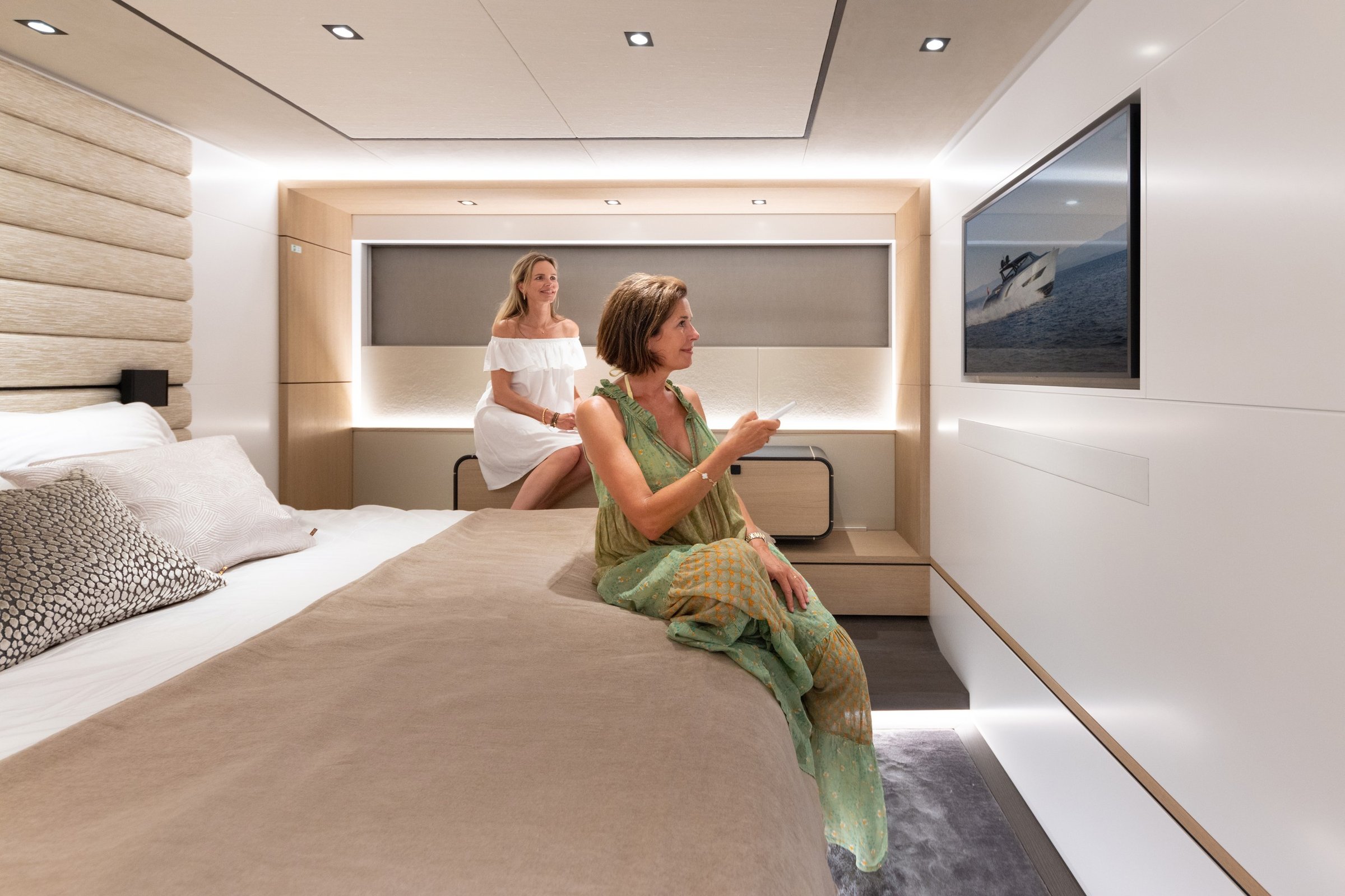 Wajer 77, slaapkamer met bed en vrouwen