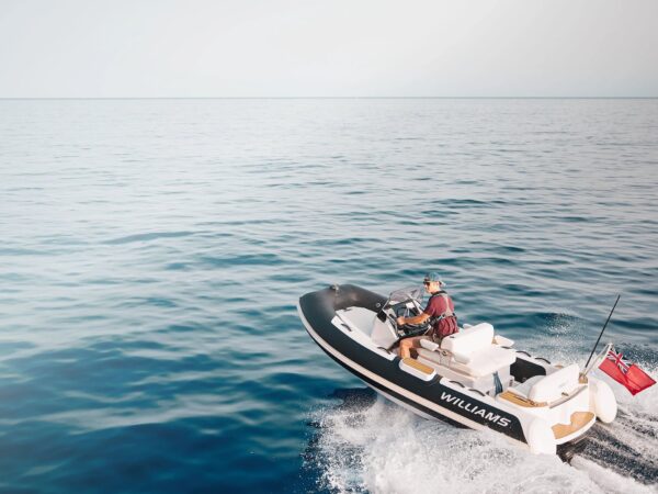 Williams Jet Tenders DieselJet 415, rubberboot varend op zee