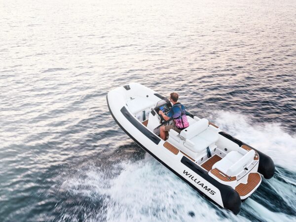 Williams Jet Tenders DieselJet 445, rubberboot vaart snel over water