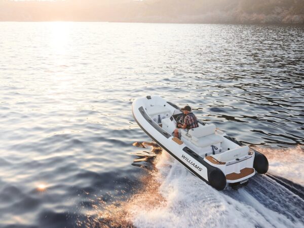 Williams Jet Tenders DieselJet 505, boot varend op zee