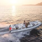 Williams Jet Tenders DieselJet 565, boot varend op zee bij zonsondergang