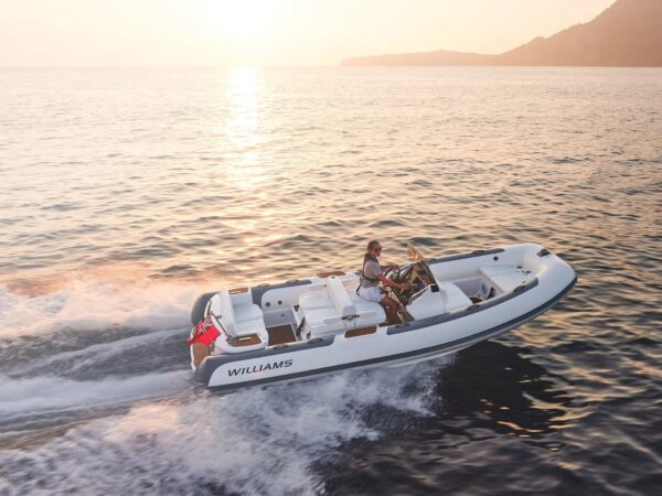 Williams Jet Tenders DieselJet 565, boot varend op zee bij zonsondergang